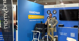Mann steht an einem Messestand